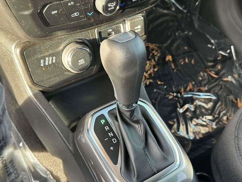 Used 2022 Jeep Renegade Latitude image 28