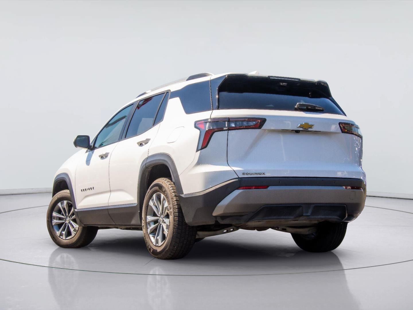 Used 2025 Chevrolet Equinox LT w/ Convenience Package II FWD image 3