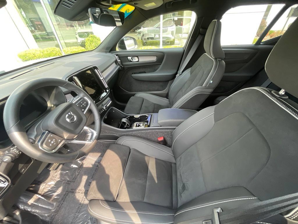Used 2025 Volvo XC40 B5 Plus AWD/4WD image 21