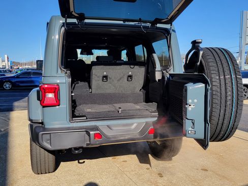 Used 2025 Jeep Wrangler Unlimited Sahara w/ Safety Group image 18