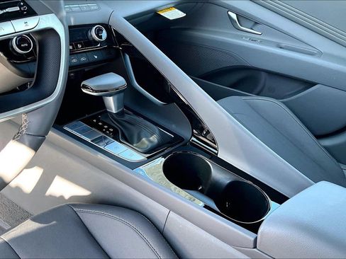 Certified 2025 Hyundai Elantra SEL FWD image 10