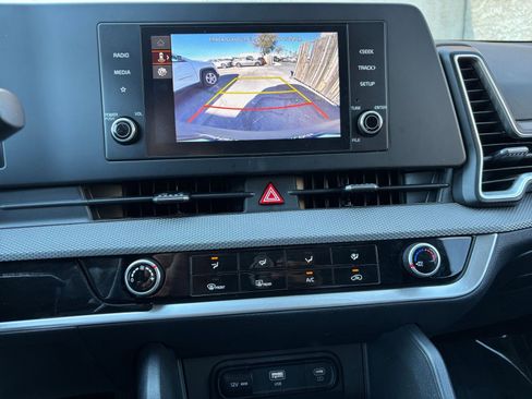 Used 2025 Kia Sportage LX image 17