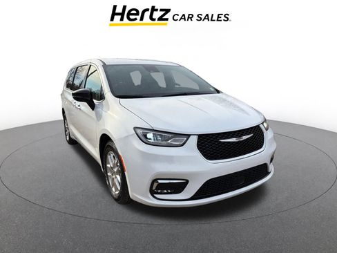 Used 2025 Chrysler Pacifica Select image 1