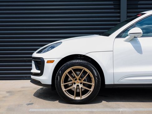 Certified 2025 Porsche Macan image 9