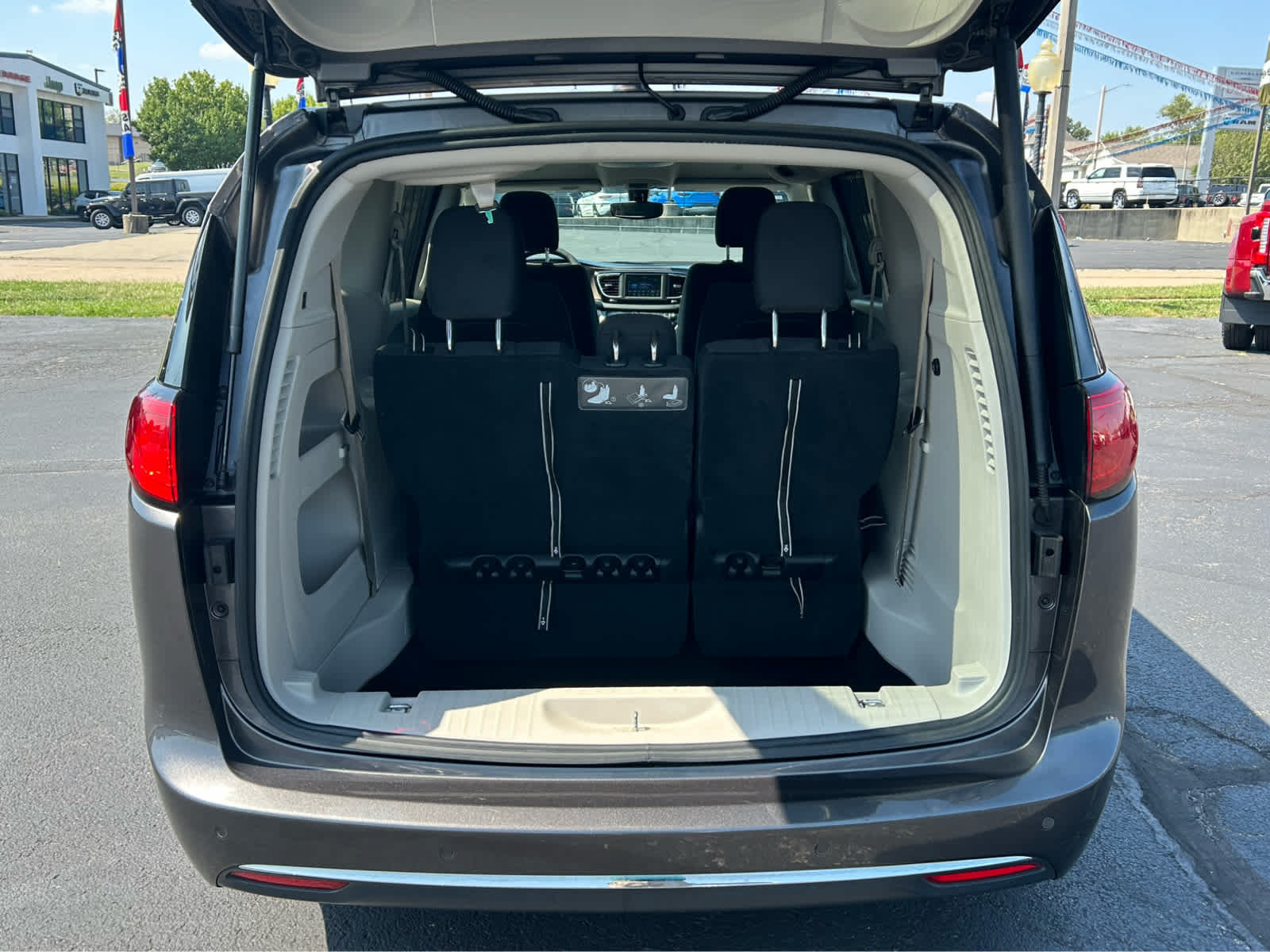 Used 2018 Chrysler Pacifica Touring Plus FWD image 8