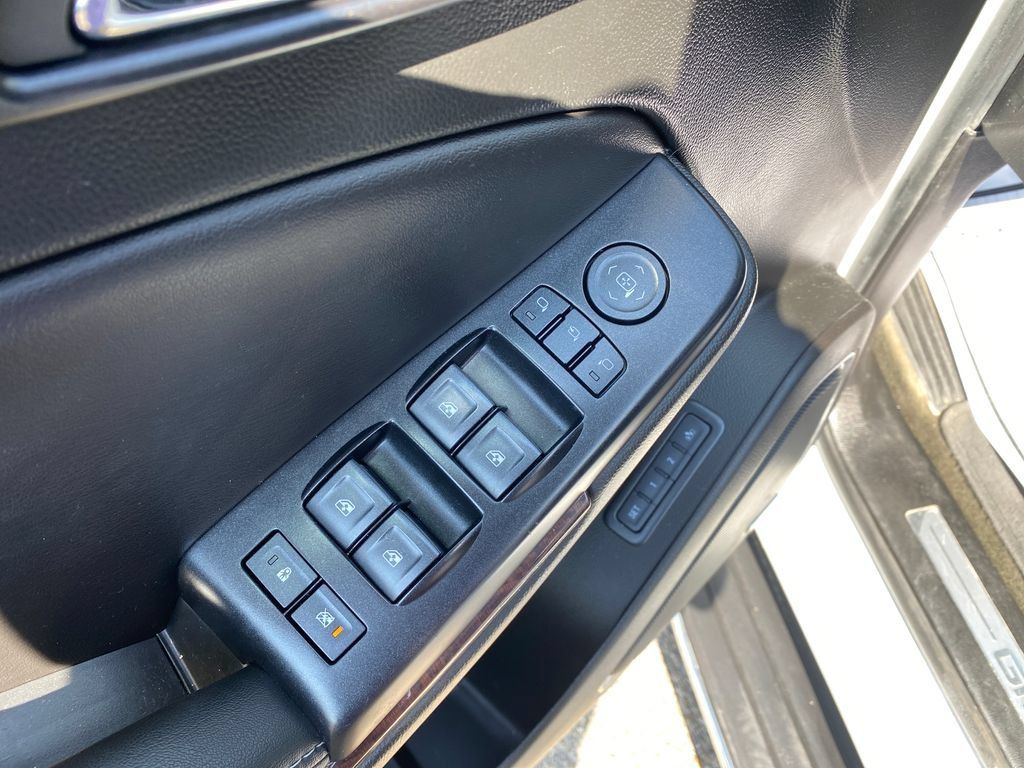 Used 2018 GMC Yukon XL SLT w/ Open Road Package AWD/4WD image 12