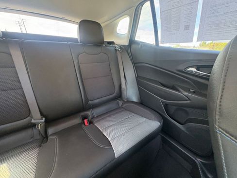 Used 2025 Chevrolet Trax LT FWD image 36