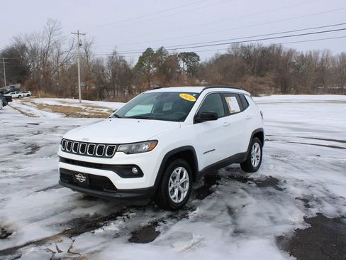 Used 2024 Jeep Compass Latitude AWD/4WD image 4