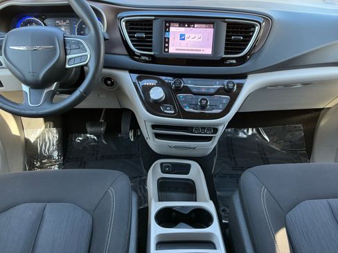 Used 2022 Chrysler Voyager LX image 9