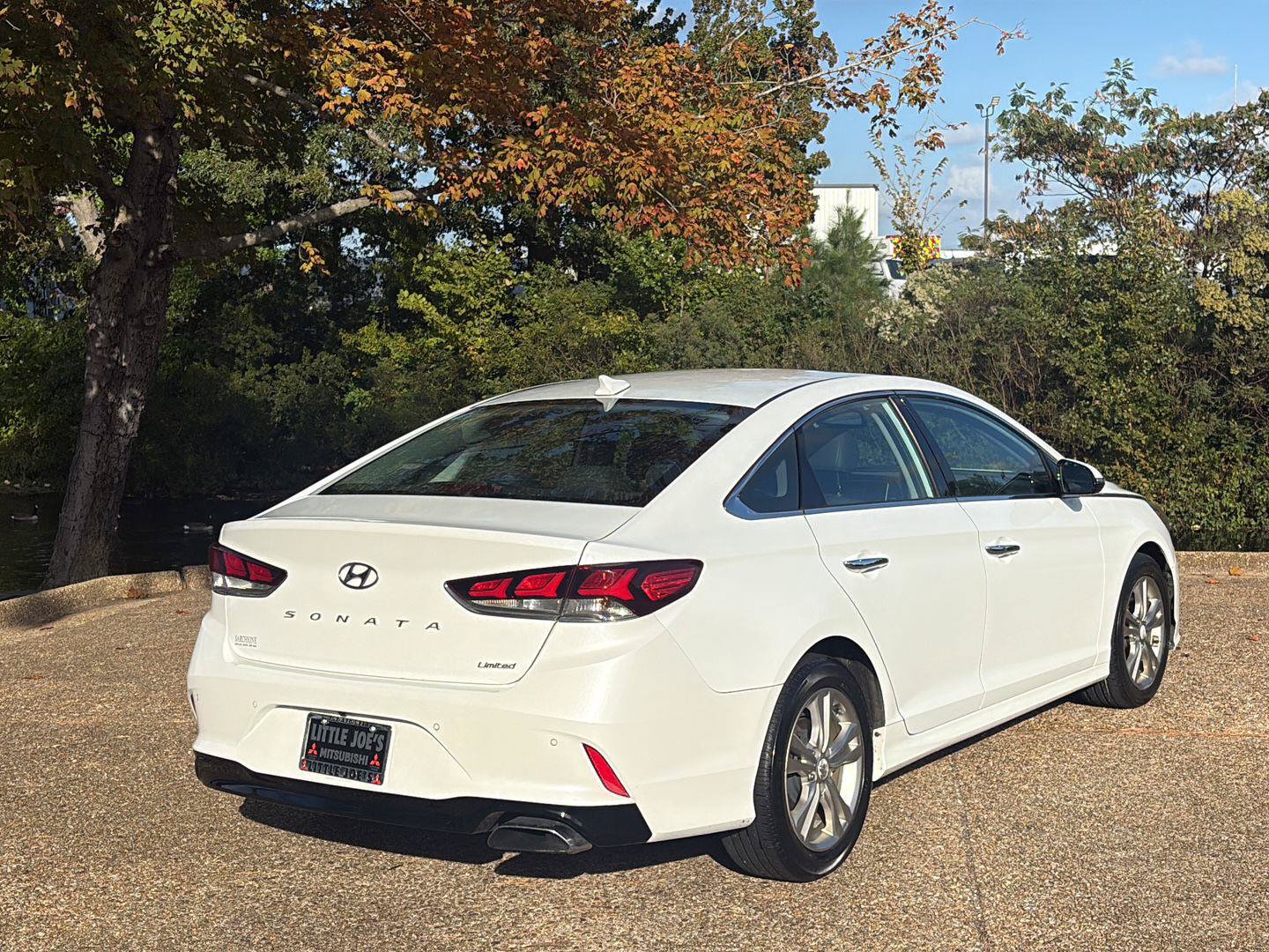 Used 2018 Hyundai Sonata Limited w/ Limited Ultimate Package 03 FWD image 4