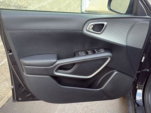 Used 2023 Kia Soul LX w/ Option Group 015 FWD image 4