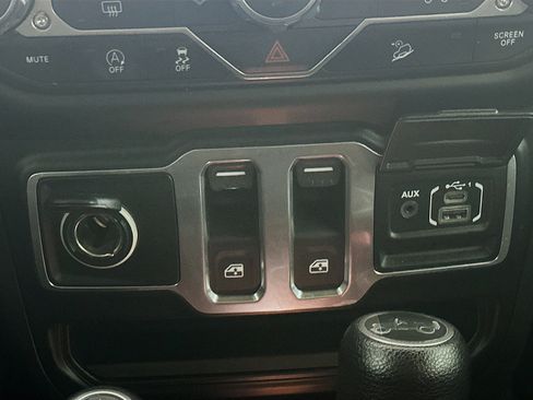 Used 2018 Jeep Wrangler Sport image 25