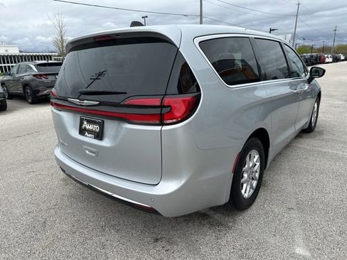 Used 2024 Chrysler Pacifica Touring-L FWD image 6