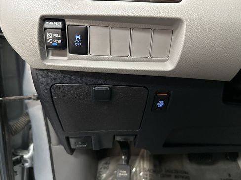 Used 2019 Toyota Sienna XLE FWD image 34