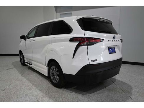 Used 2022 Toyota Sienna LE AWD/4WD image 8