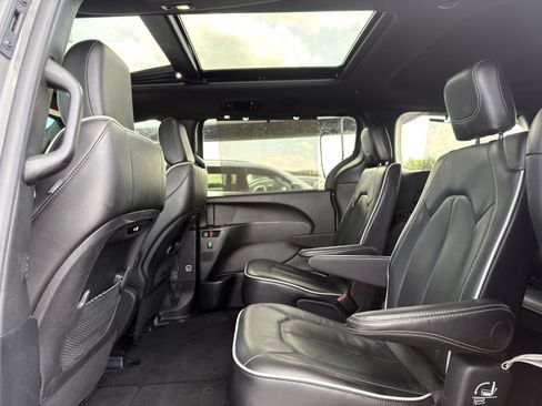 Used 2025 Chrysler Pacifica Limited FWD image 19