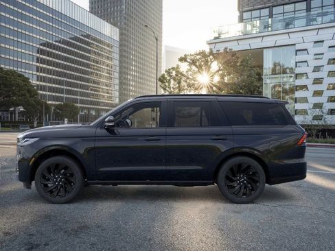 New 2026 Lincoln Navigator Reserve w/ Jet Appearance Package AWD/4WD image 3