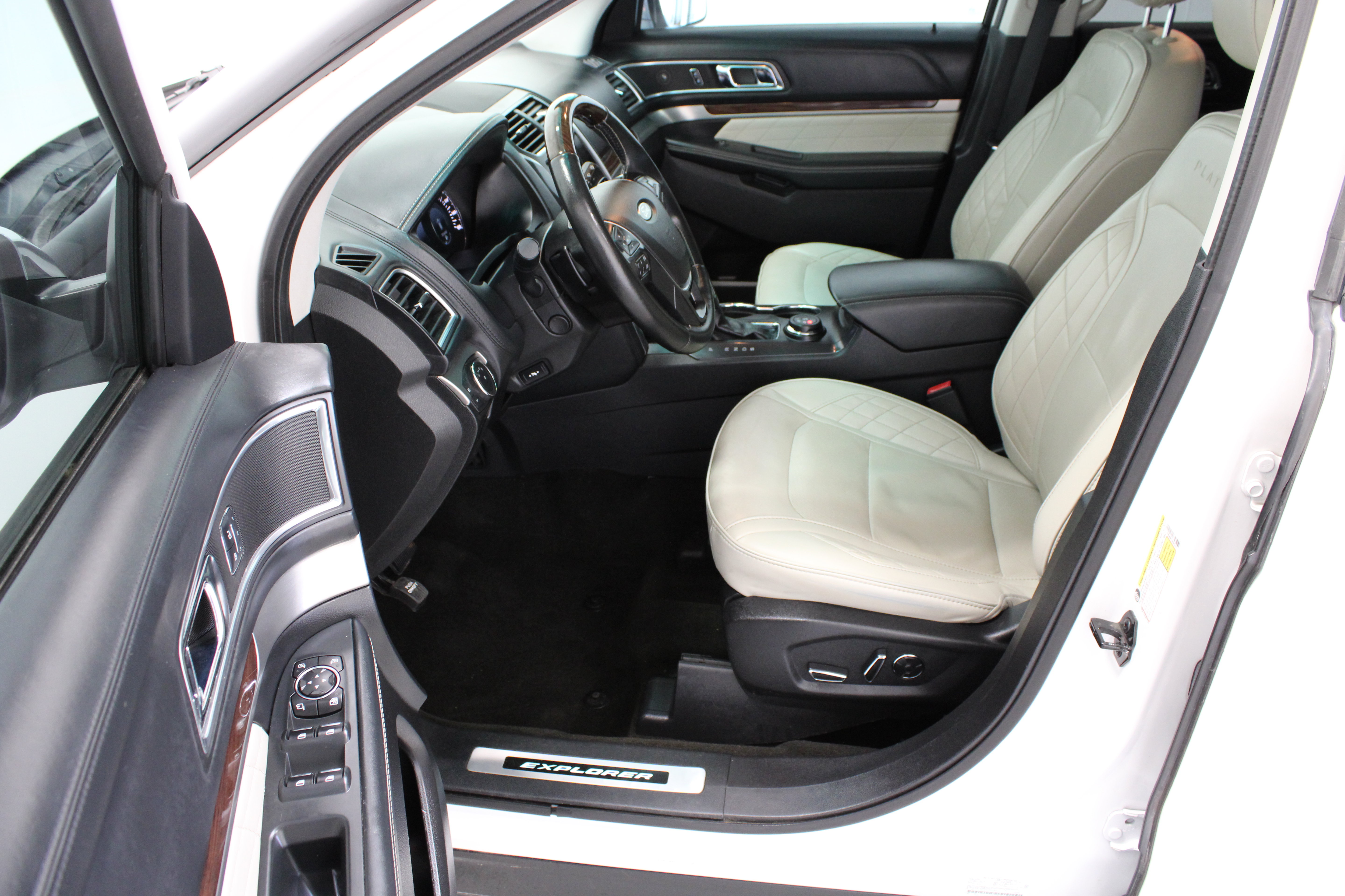 Used 2017 Ford Explorer Platinum AWD/4WD image 14