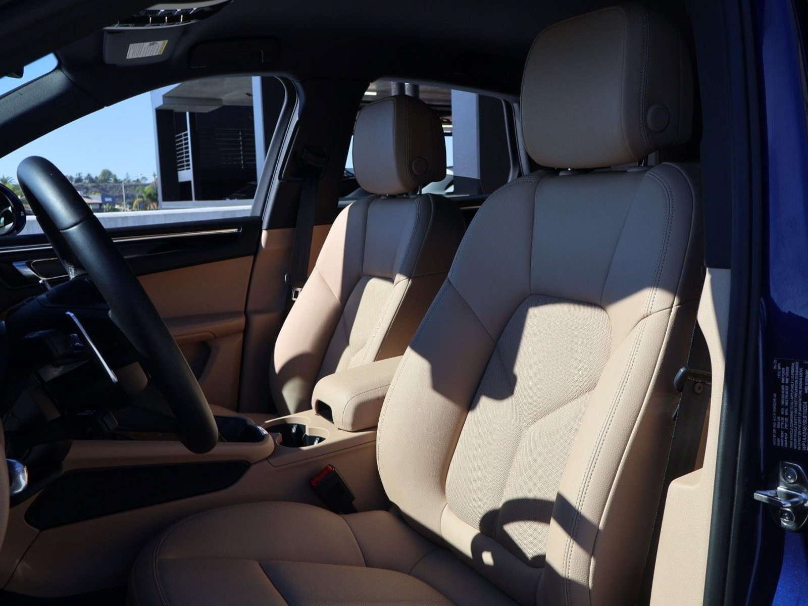 Certified 2025 Porsche Macan AWD/4WD image 5