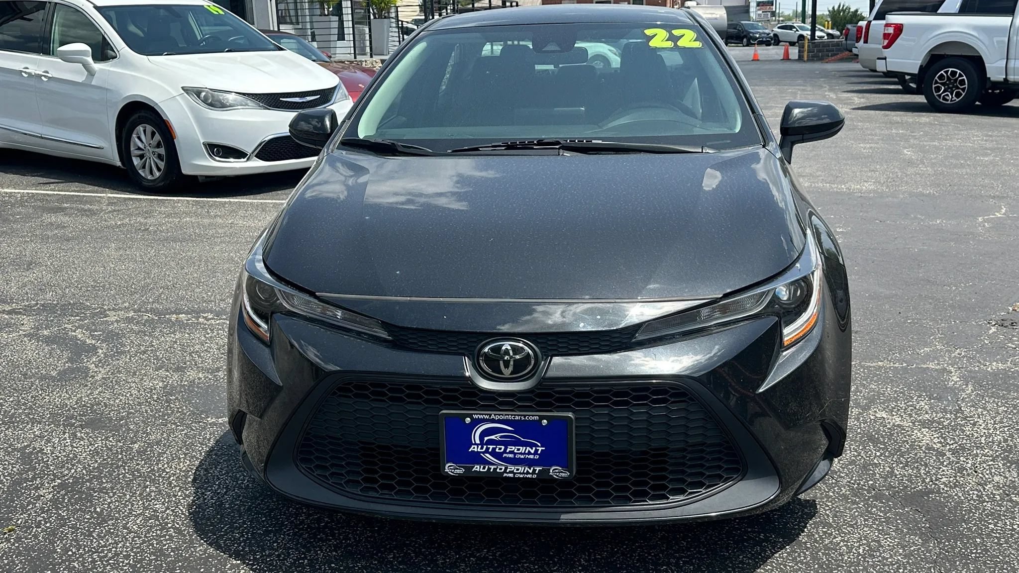 Used 2022 Toyota Corolla LE FWD image 2