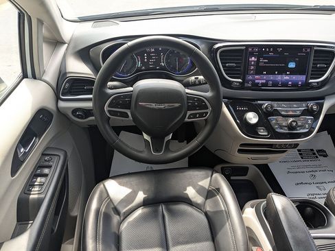 Used 2023 Chrysler Pacifica Touring-L FWD image 26