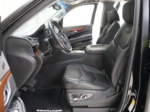 Used 2019 Cadillac Escalade Luxury w/ Escalade Sport Edition image 37
