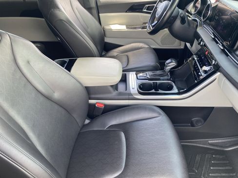 Used 2024 Kia Carnival EX FWD image 10