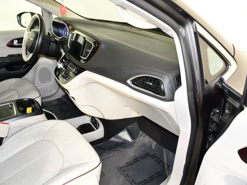 Used 2017 Chrysler Pacifica Limited FWD image 40