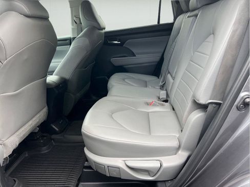 Used 2021 Toyota Highlander XLE AWD/4WD image 11
