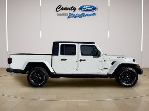 Used 2024 Jeep Gladiator Willys image 43
