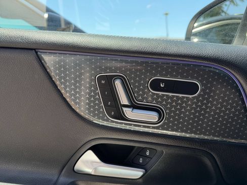 Used 2025 Mercedes-Benz GLB 250 image 23