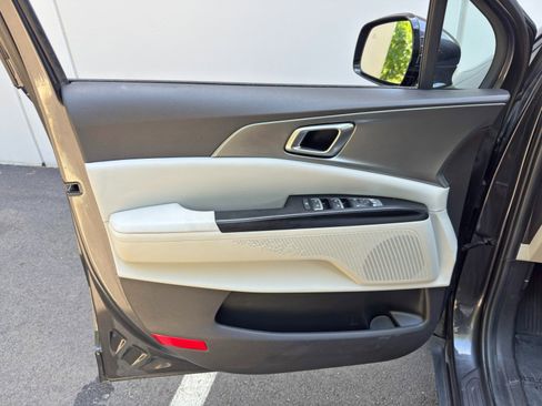 Used 2023 Kia Carnival LX FWD image 38