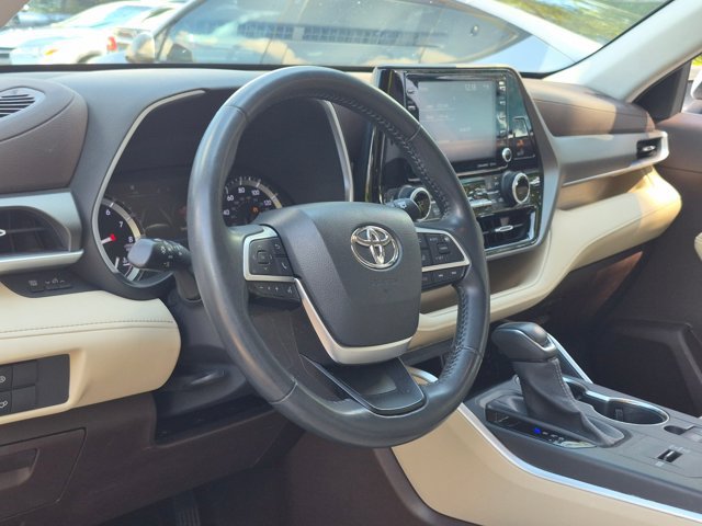 Used 2022 Toyota Highlander XLE FWD image 8