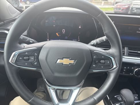 Used 2025 Chevrolet Trax LT w/ Driver Confidence Package FWD image 18