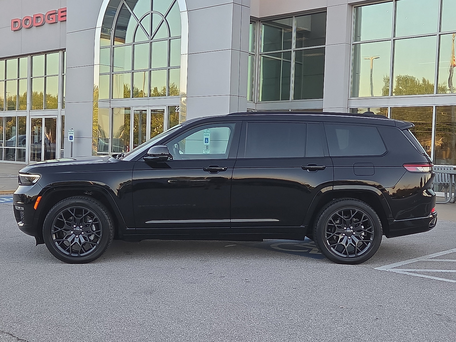 Used 2025 Jeep Grand Cherokee L Summit AWD/4WD image 3