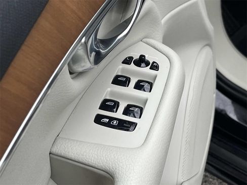 Used 2022 Volvo XC90 T6 Momentum w/ Climate Package image 26