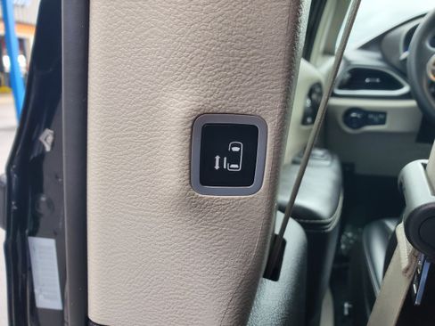 Used 2023 Chrysler Pacifica Touring-L FWD image 30