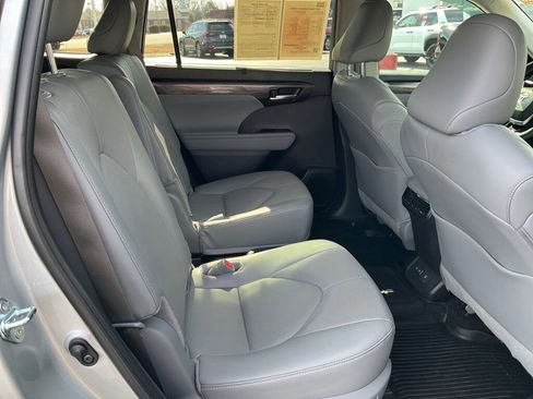 Used 2025 Toyota Highlander Limited image 24