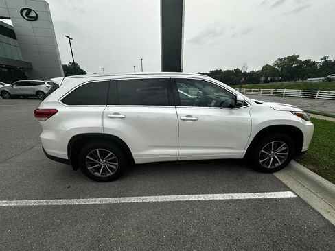 Used 2017 Toyota Highlander XLE AWD/4WD image 5