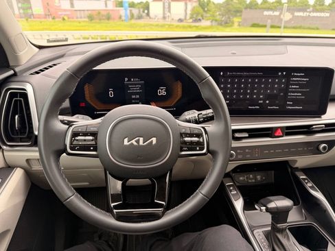 Used 2024 Kia Sorento S w/ Panoramic Sunroof Package FWD image 3