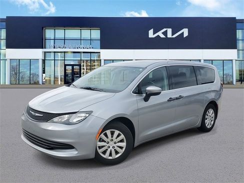 Used 2019 Chrysler Pacifica L image 1