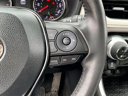 Used 2021 Toyota RAV4 XLE Premium image 11