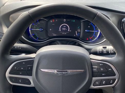 Used 2024 Chrysler Pacifica Limited FWD image 8