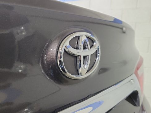 Used 2015 Toyota Camry LE image 7