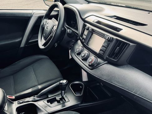 Used 2018 Toyota RAV4 LE image 20