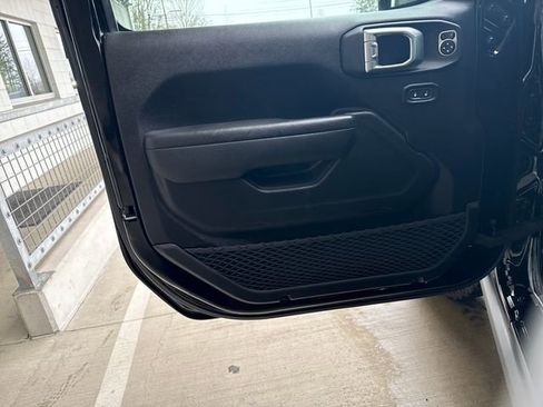 Used 2023 Jeep Wrangler Unlimited image 19