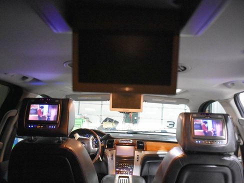 Used 2013 Cadillac Escalade ESV Platinum AWD/4WD image 21