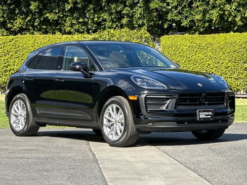 Certified 2025 Porsche Macan AWD/4WD image 10
