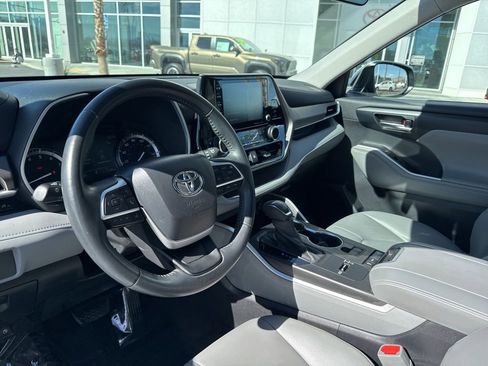 Used 2022 Toyota Highlander XLE image 12