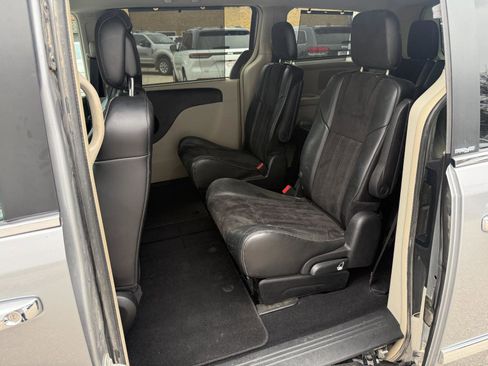 Used 2014 Chrysler Town & Country Touring-L image 12